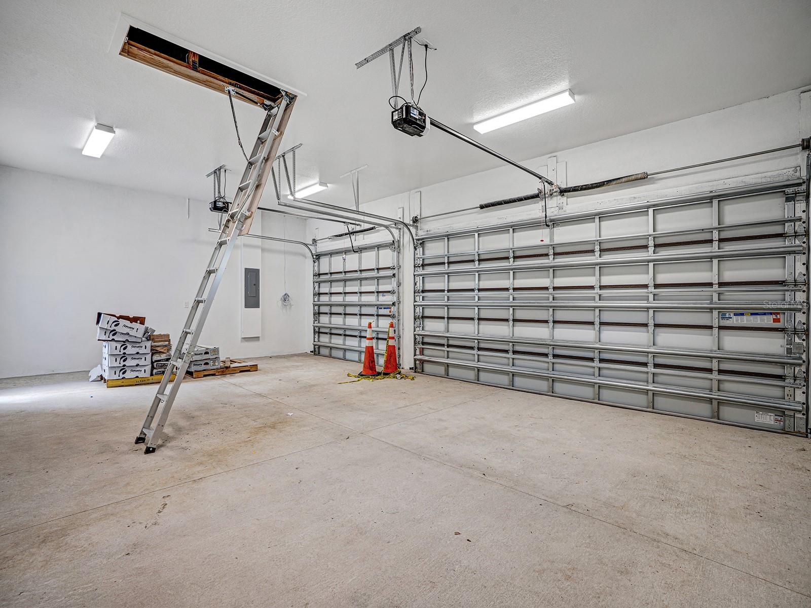 Image 51 of 52 For 108 Irwin Street E