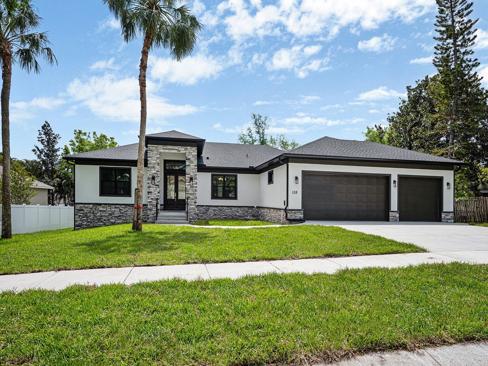 Image 7 of 52 For 108 Irwin Street E