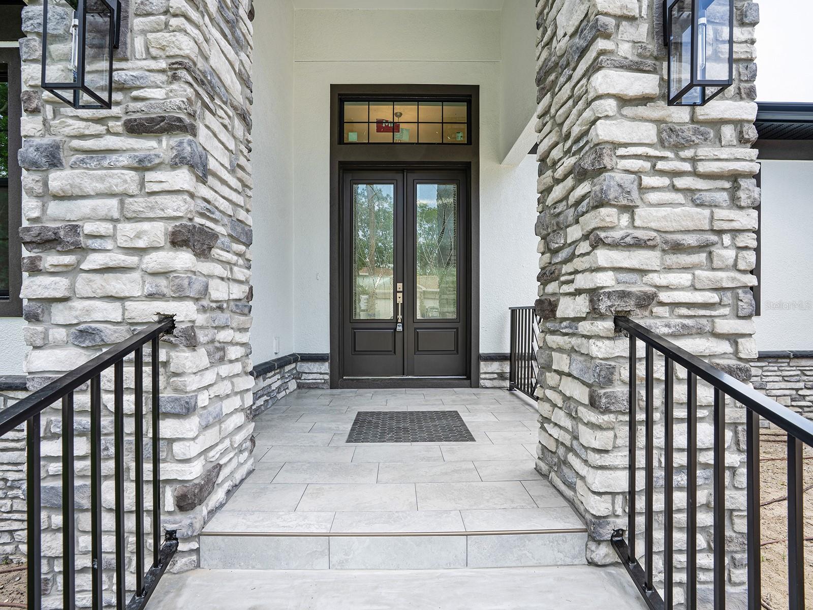 Image 9 of 52 For 108 Irwin Street E