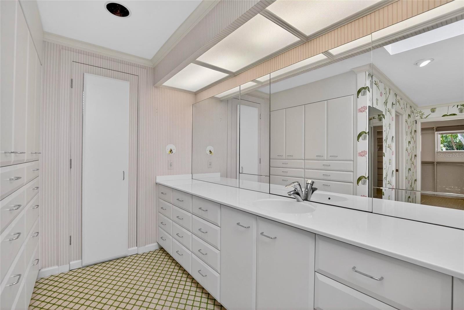 Listing photo id 29 for 1043 Guisando De Avila