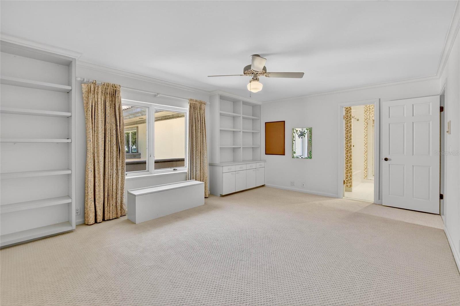 Listing photo id 37 for 1043 Guisando De Avila