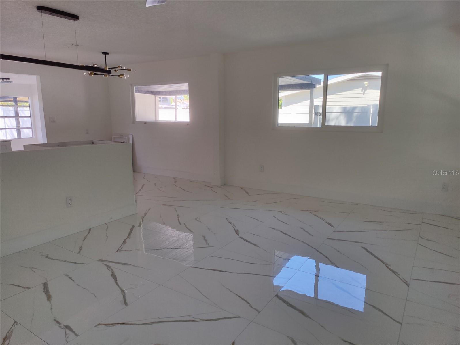 Image 18 of 39 For 7498 Orpine Drive N