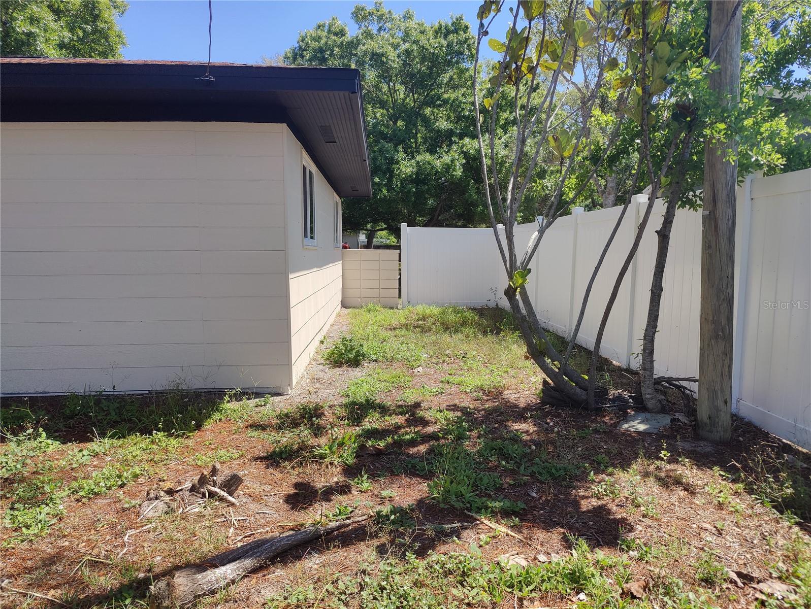 Image 30 of 39 For 7498 Orpine Drive N