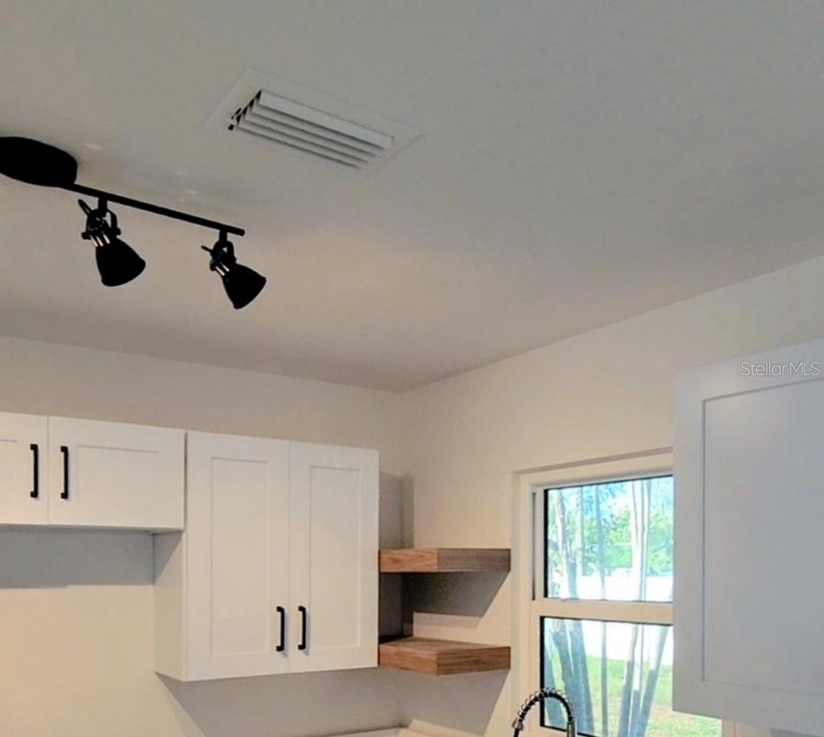 Image 5 of 39 For 7498 Orpine Drive N