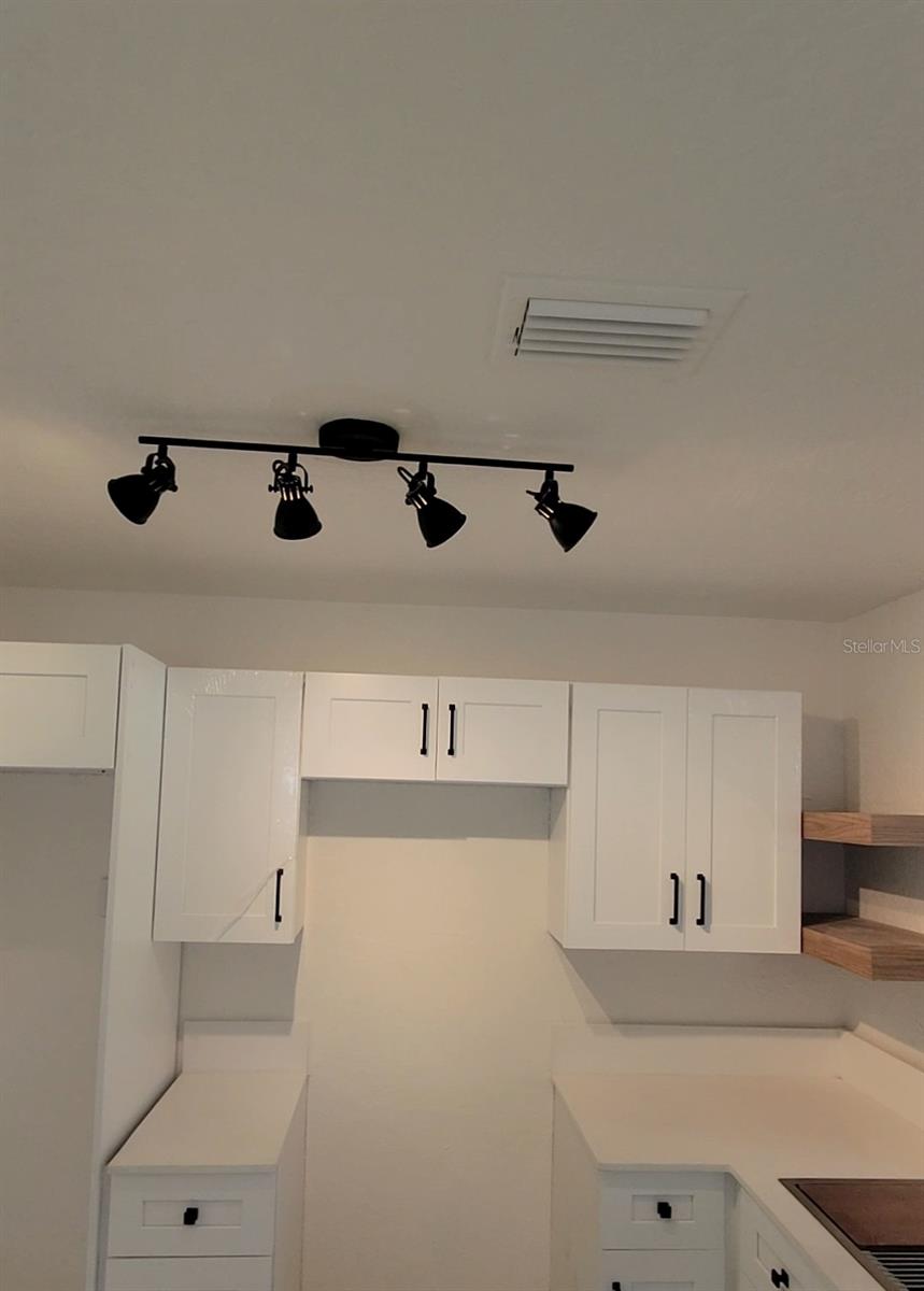 Image 6 of 39 For 7498 Orpine Drive N