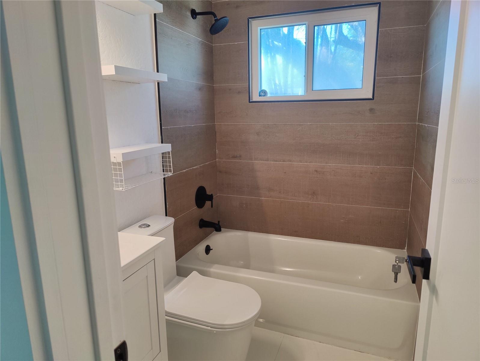 Image 7 of 39 For 7498 Orpine Drive N