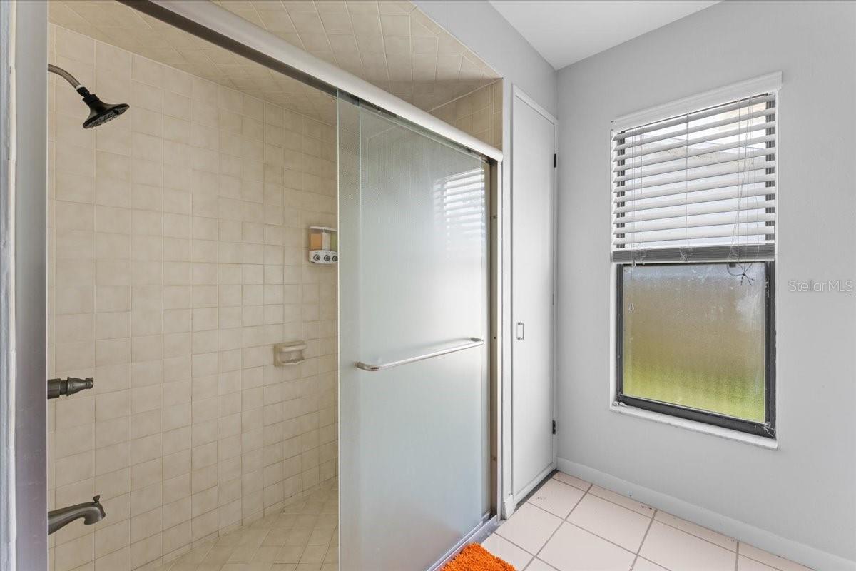 Image 37 of 42 For 905 Stratford Manor Drive