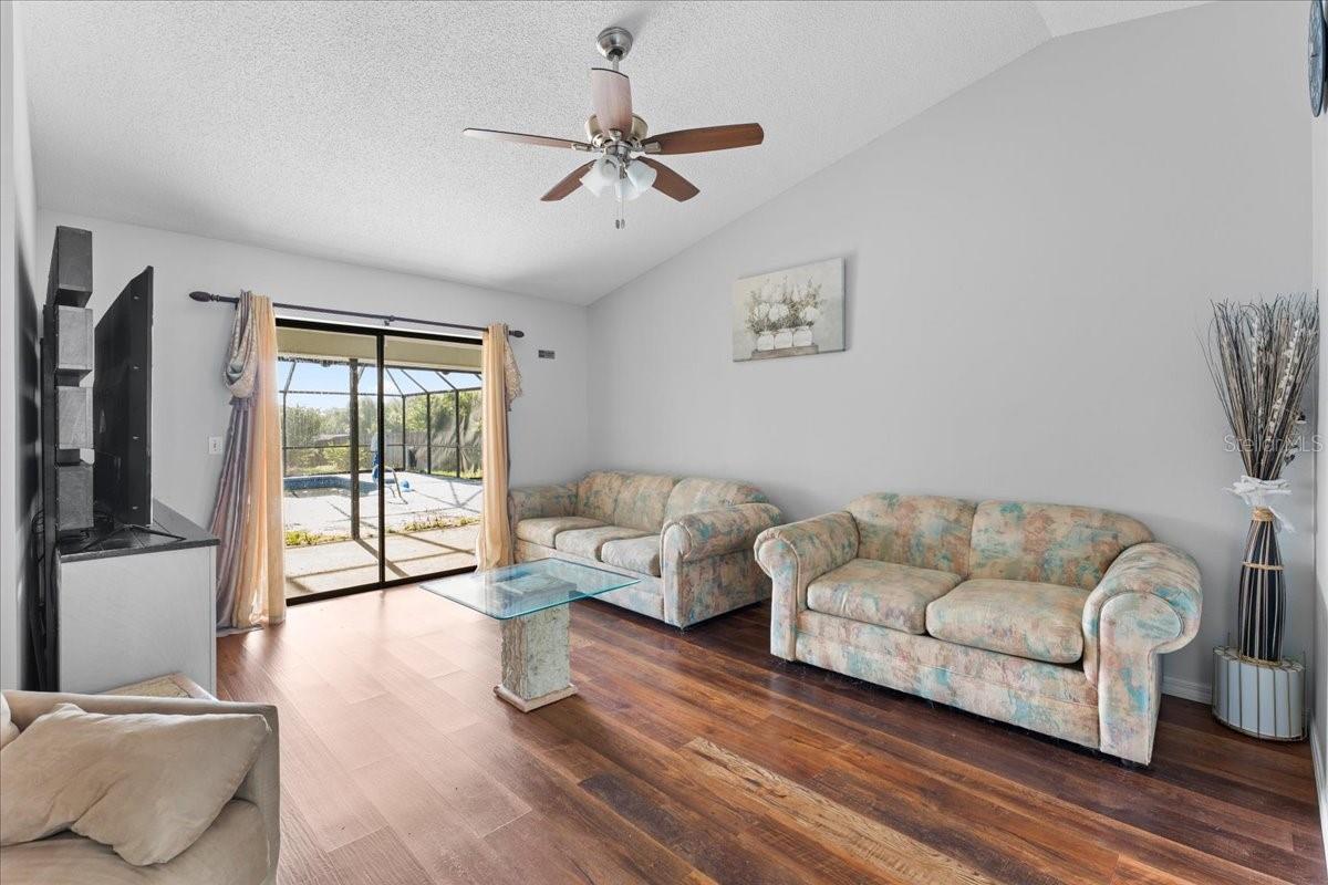 Image 4 of 42 For 905 Stratford Manor Drive