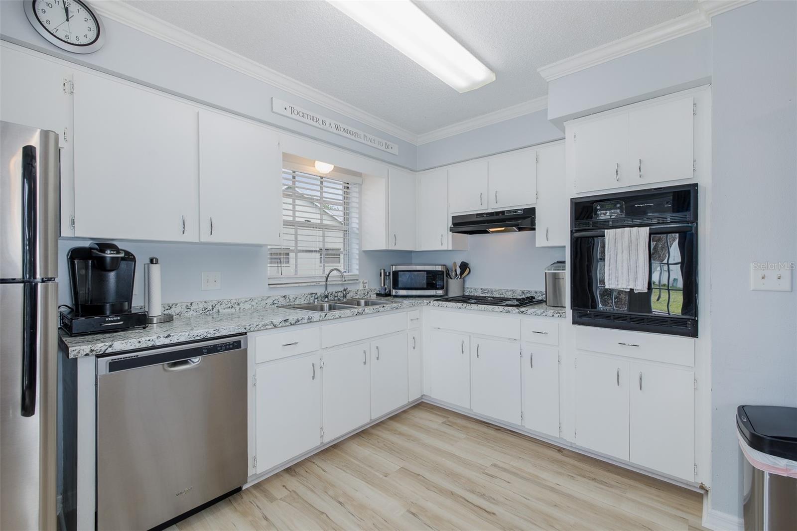 Listing photo id 12 for 6651 Timbercove Lane