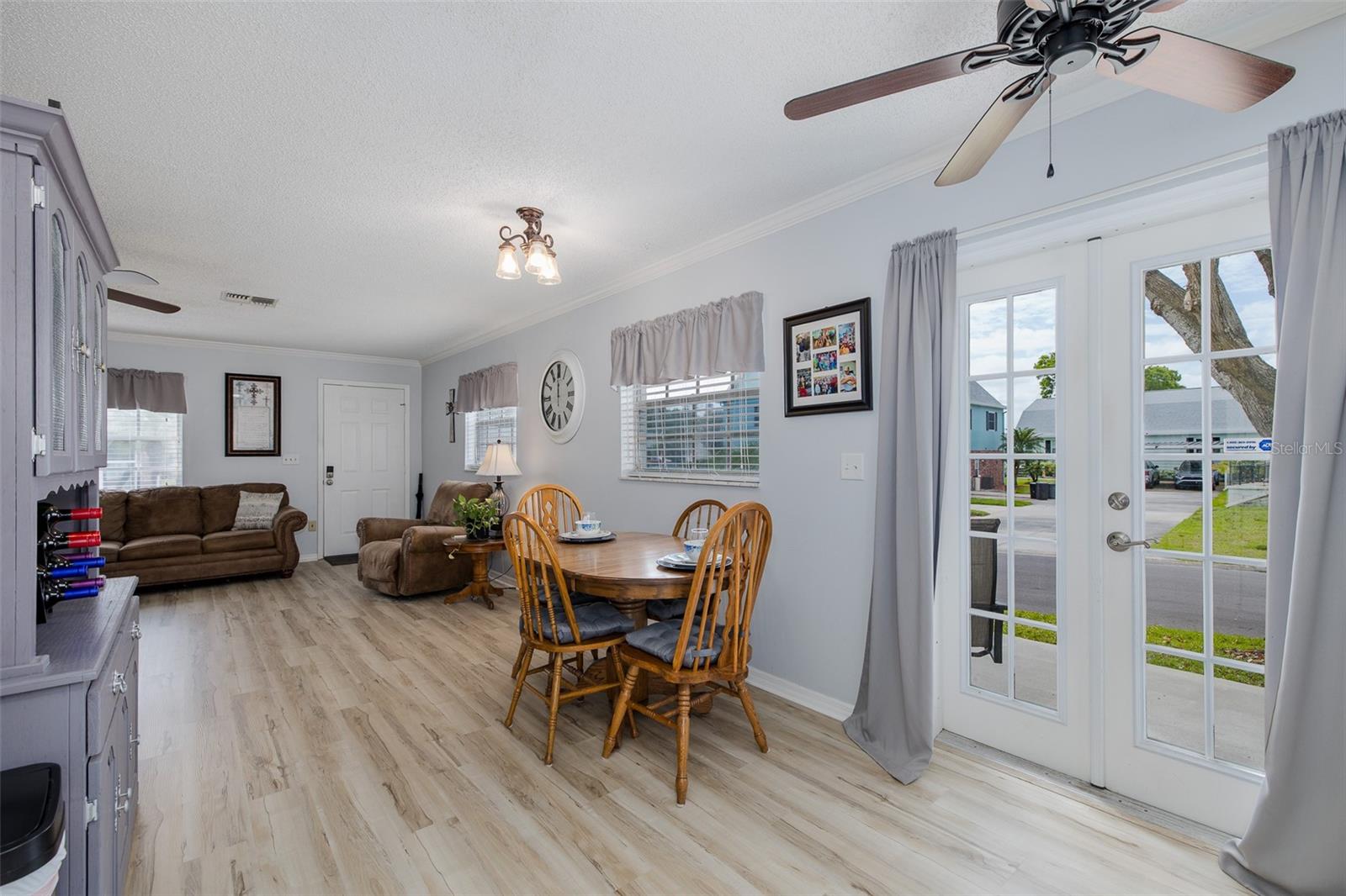 Listing photo id 15 for 6651 Timbercove Lane