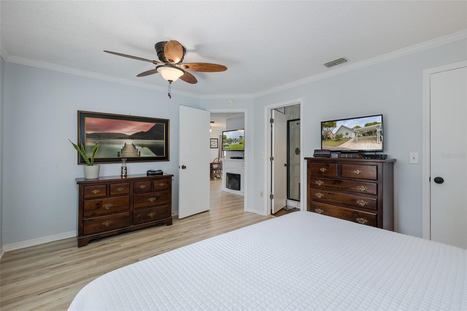 Listing photo id 19 for 6651 Timbercove Lane