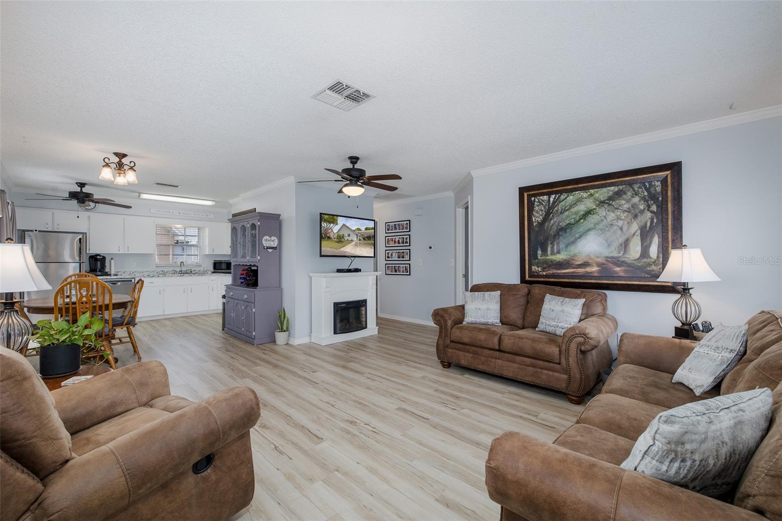 Listing photo id 5 for 6651 Timbercove Lane