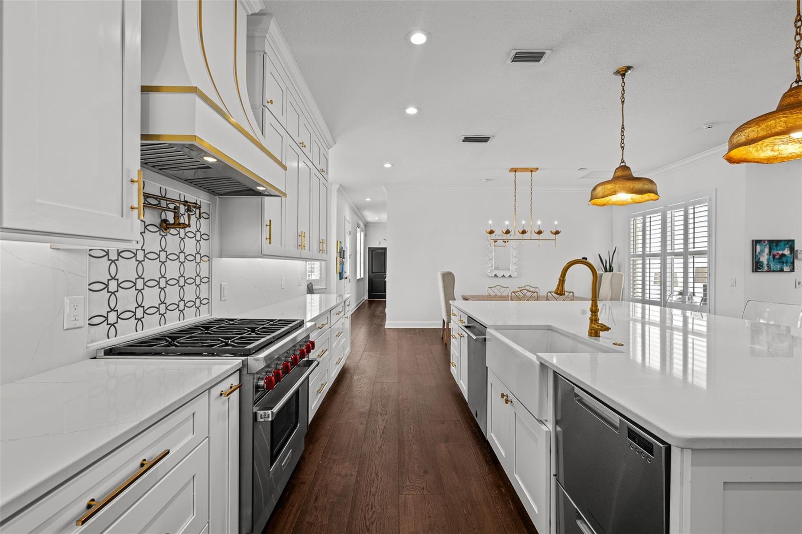 Listing photo id 12 for 11 Formosa Avenue