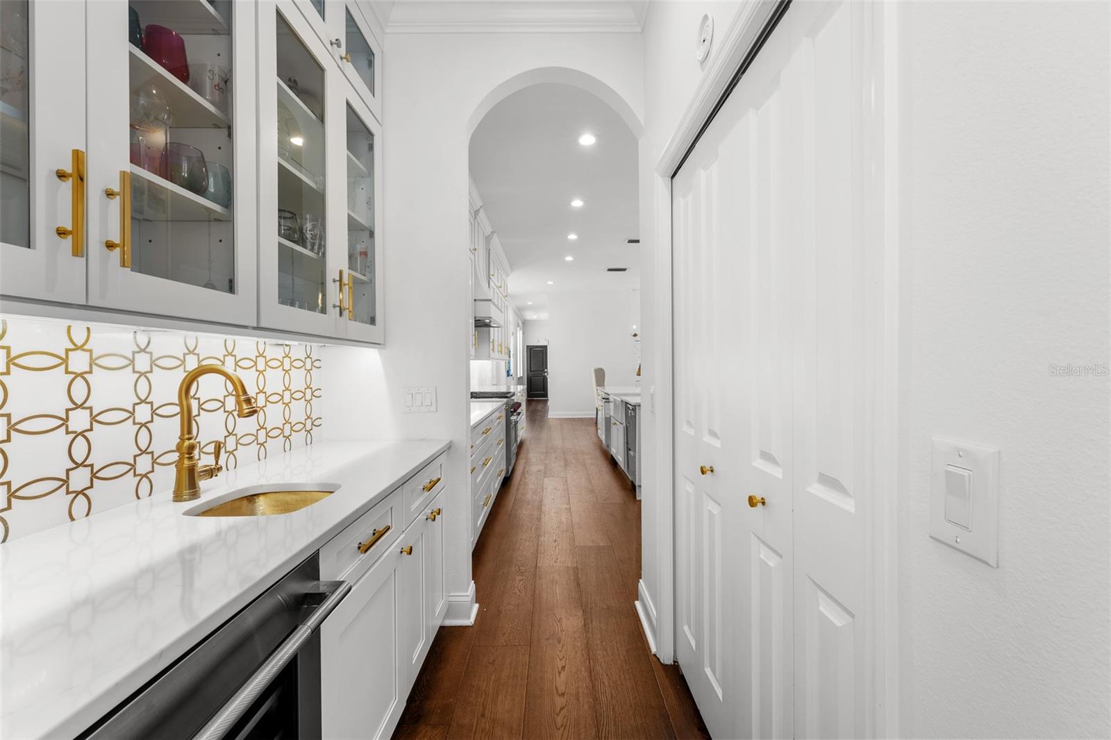 Listing photo id 14 for 11 Formosa Avenue