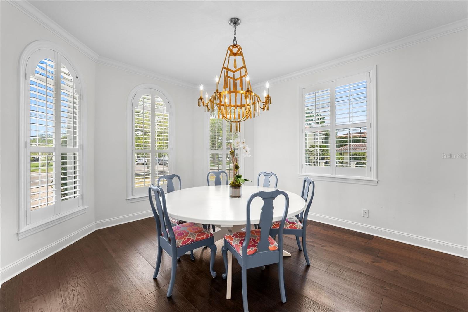 Listing photo id 16 for 11 Formosa Avenue