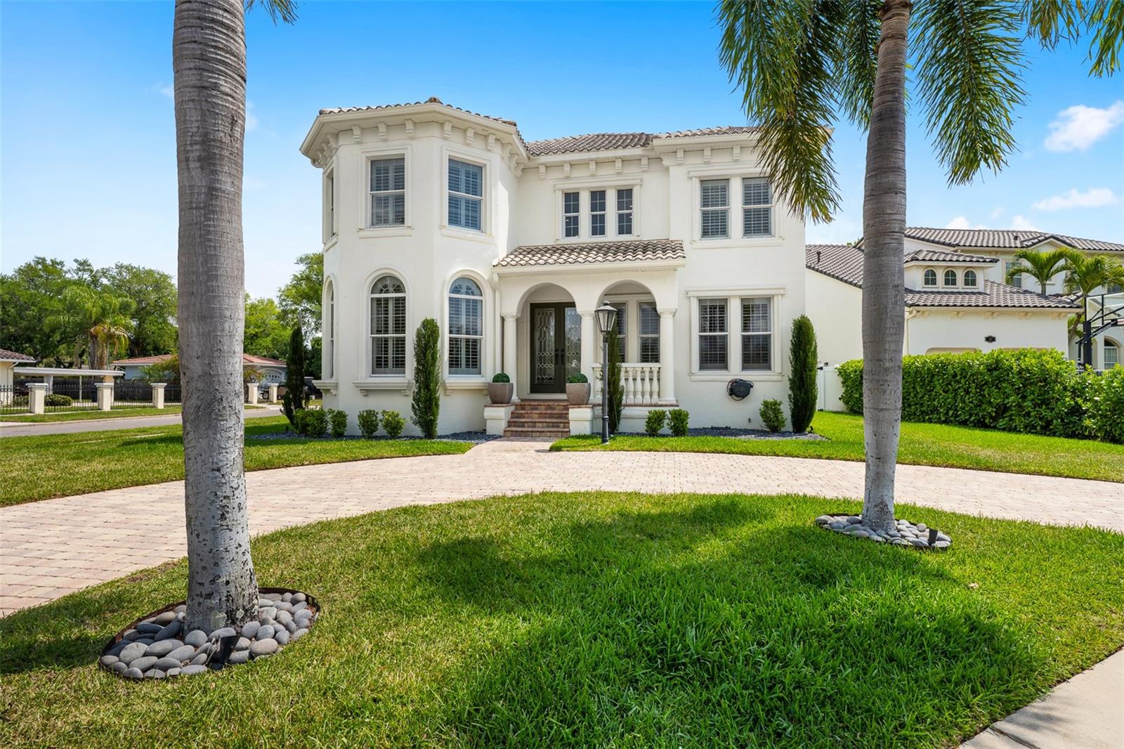 Listing photo id 0 for 11 Formosa Avenue