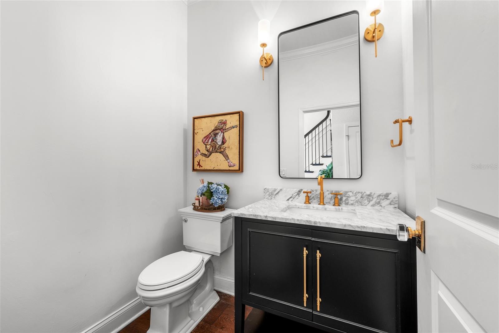 Listing photo id 18 for 11 Formosa Avenue