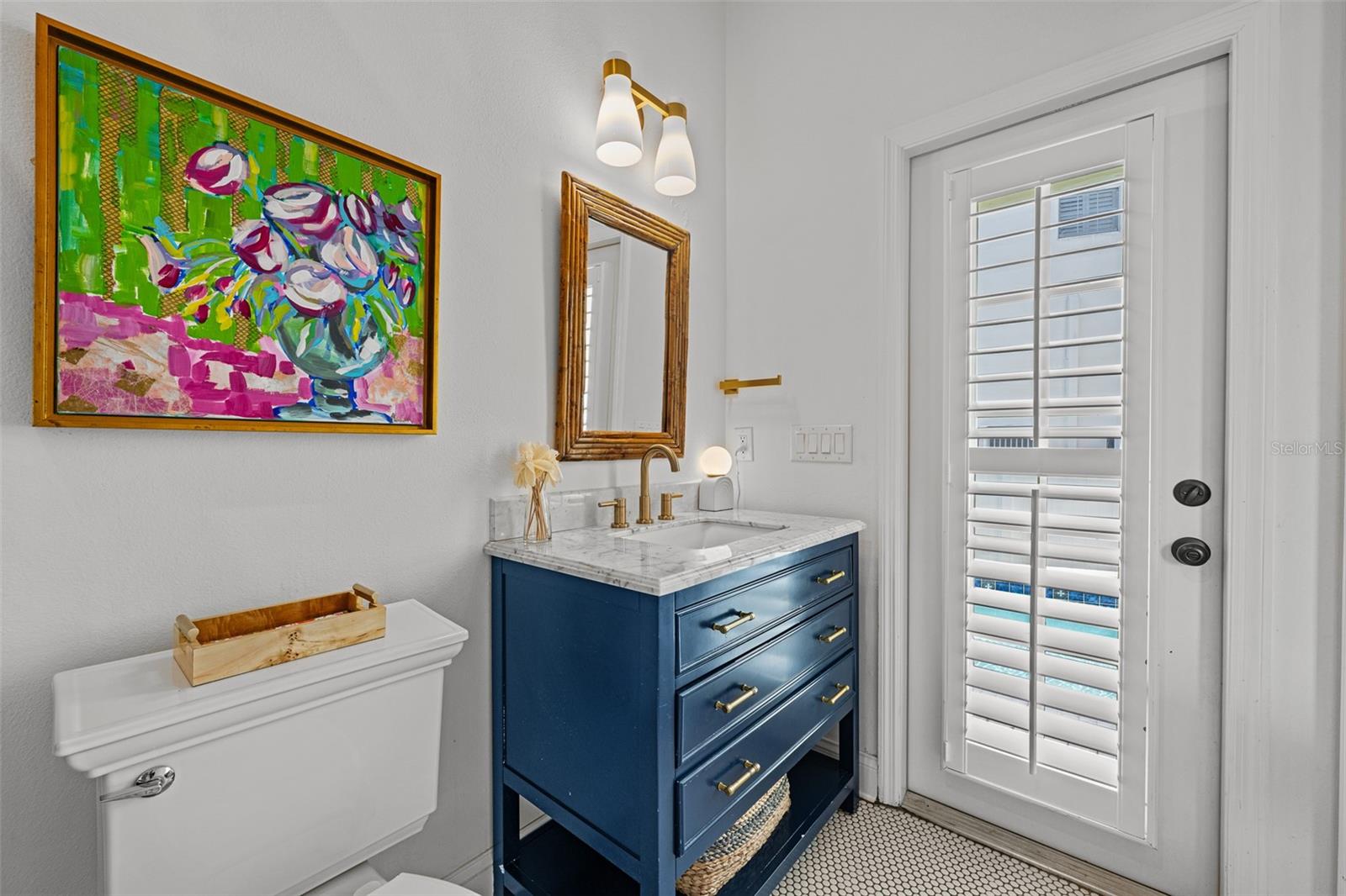 Listing photo id 27 for 11 Formosa Avenue