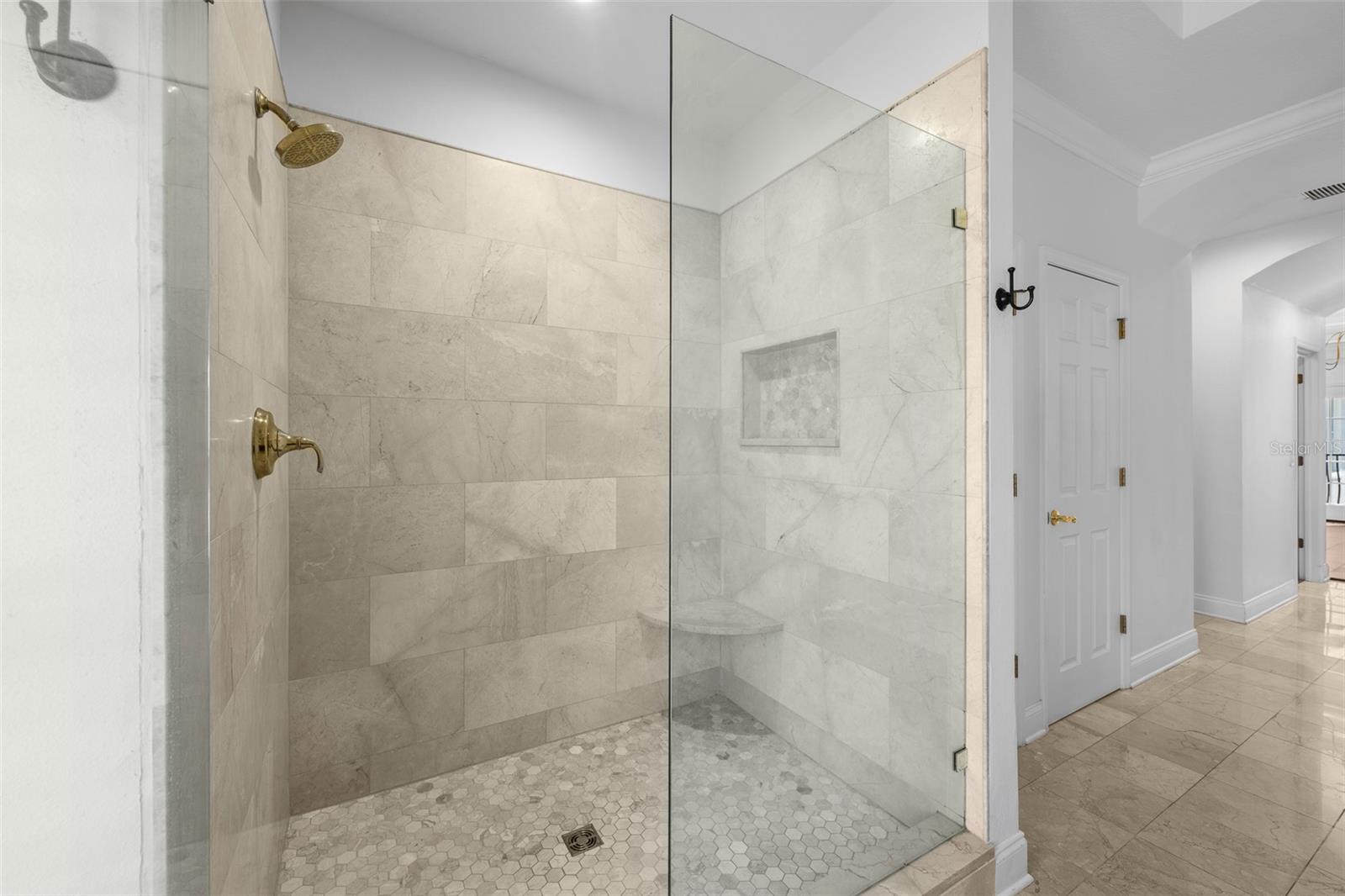 Listing photo id 30 for 11 Formosa Avenue