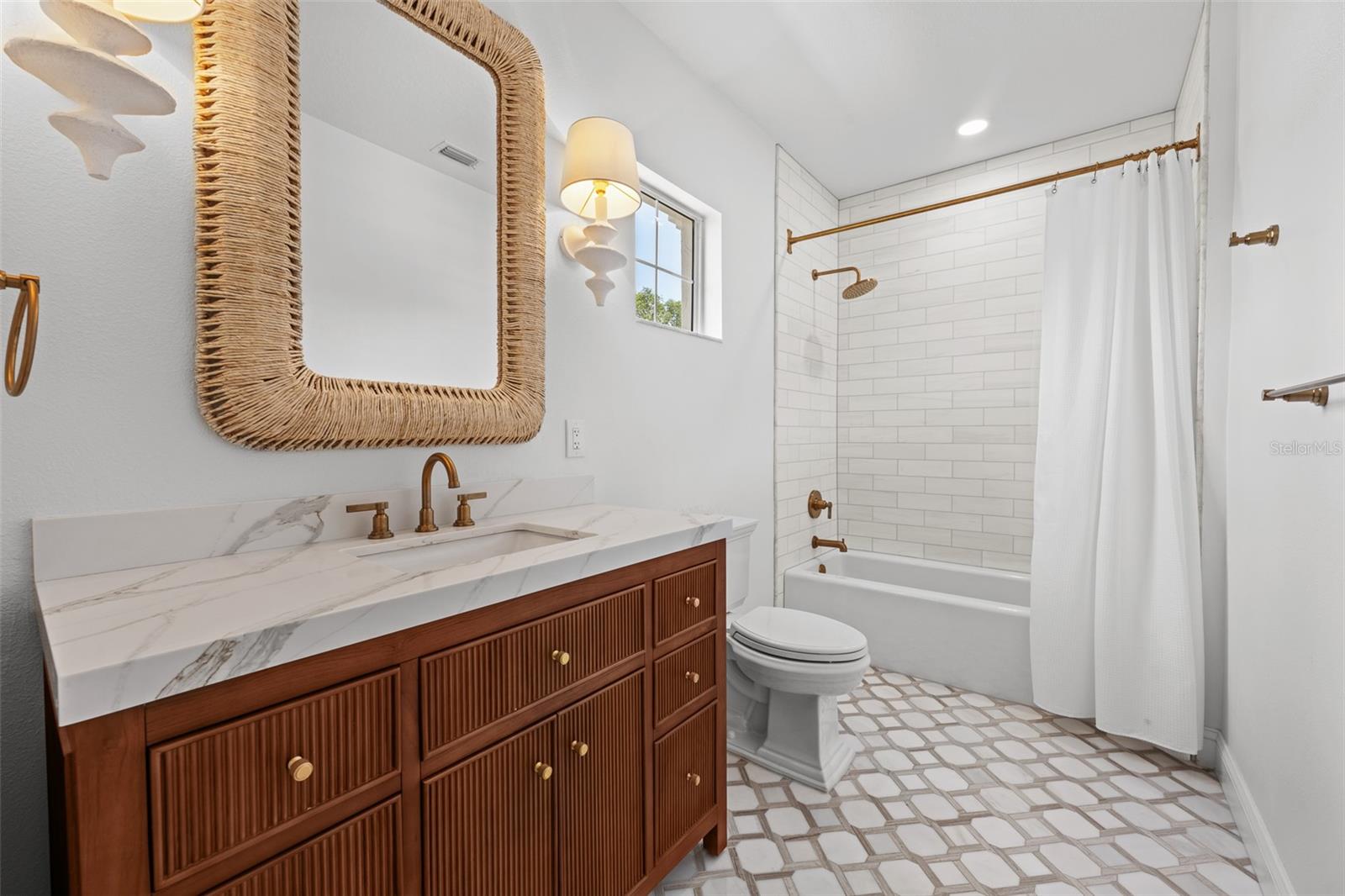 Listing photo id 32 for 11 Formosa Avenue