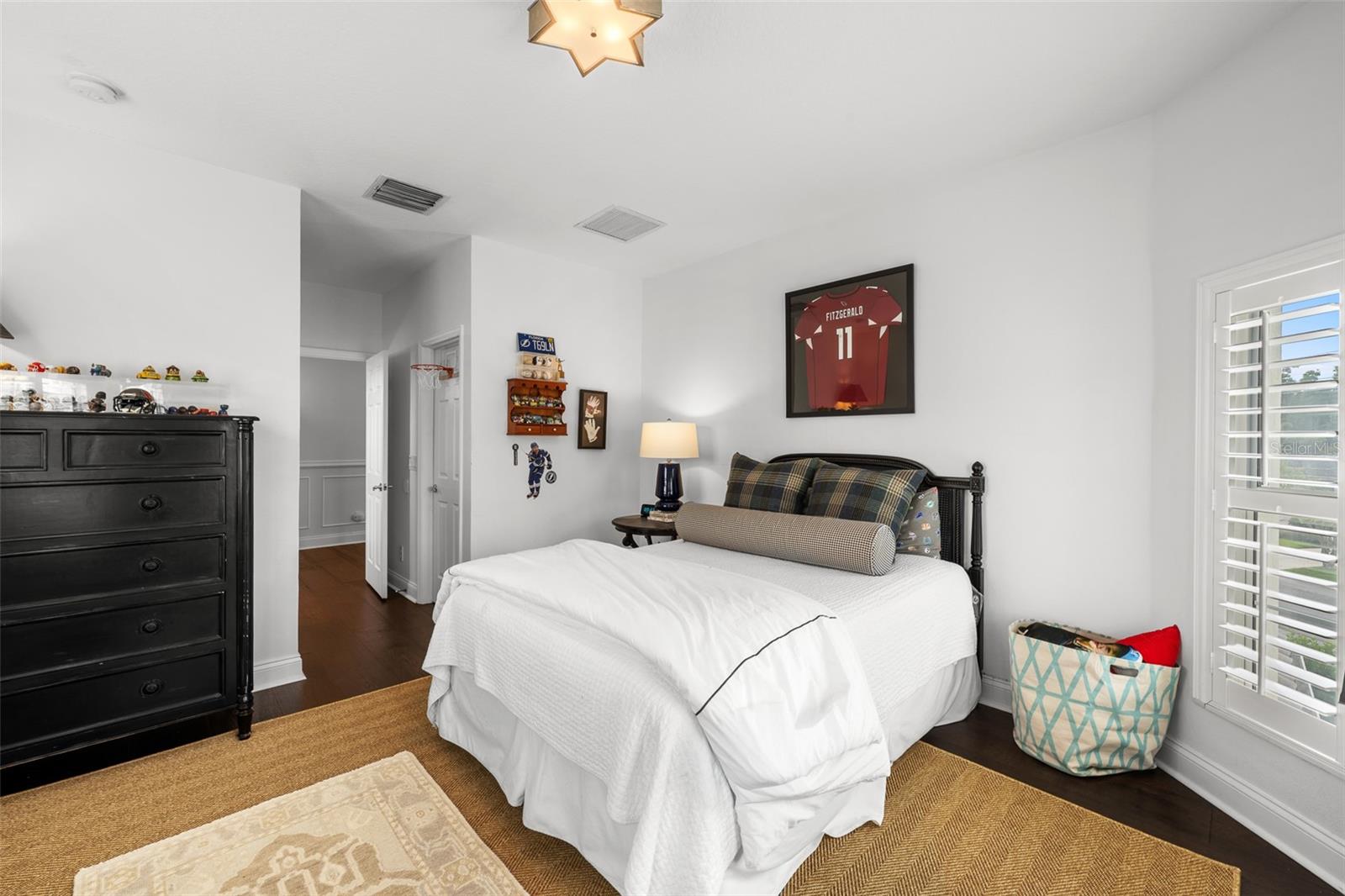 Listing photo id 34 for 11 Formosa Avenue