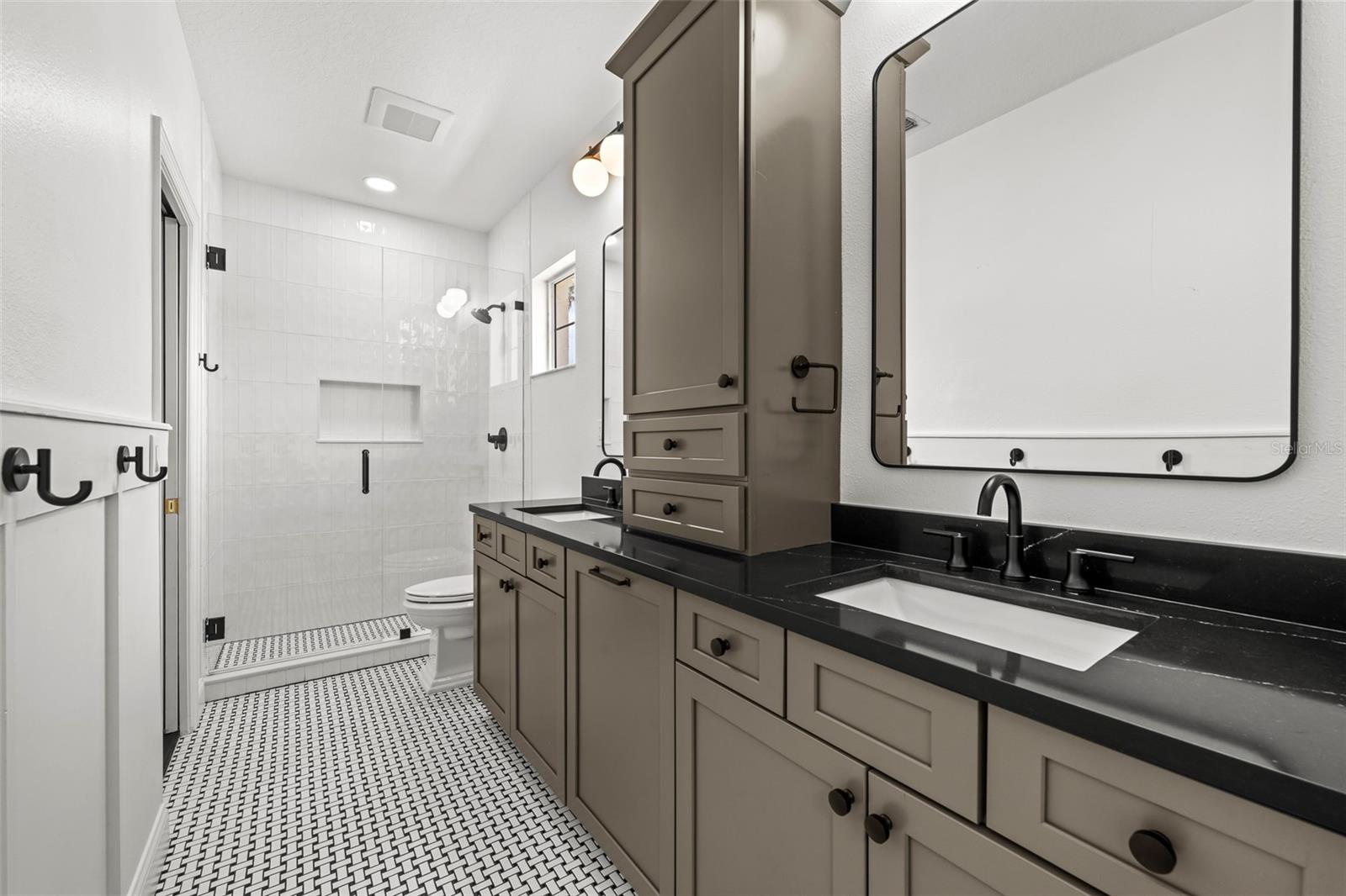 Listing photo id 35 for 11 Formosa Avenue