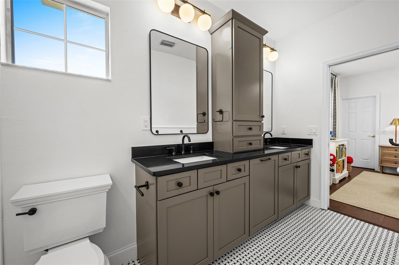 Listing photo id 36 for 11 Formosa Avenue