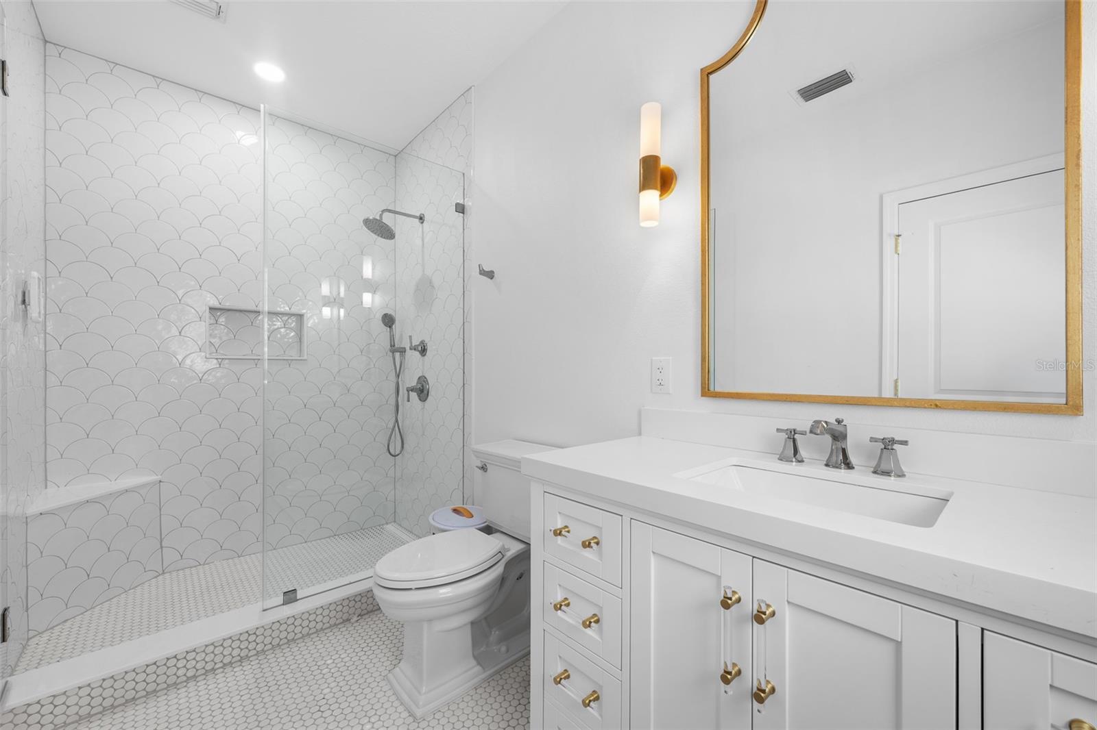 Listing photo id 39 for 11 Formosa Avenue