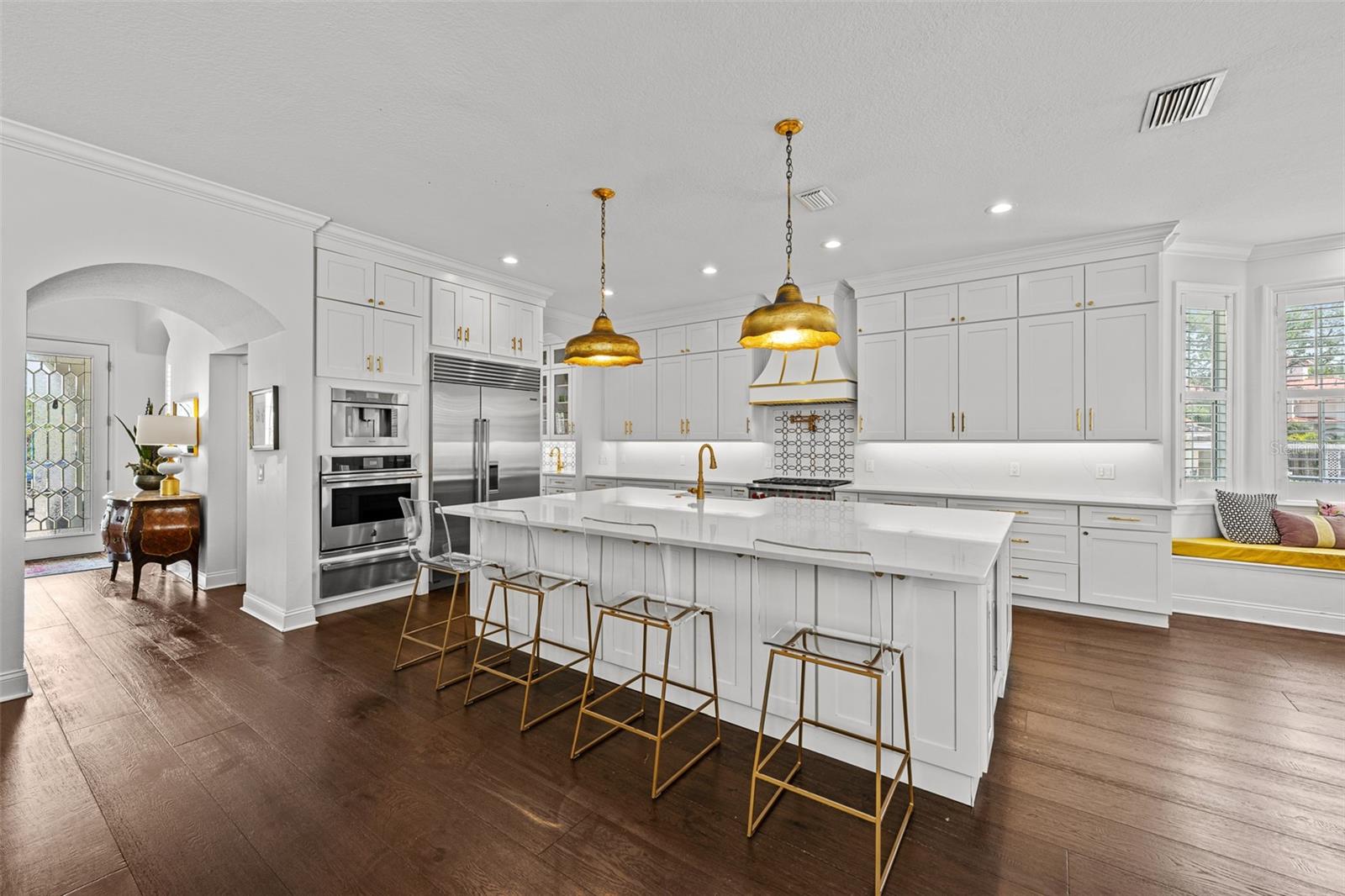 Listing photo id 3 for 11 Formosa Avenue