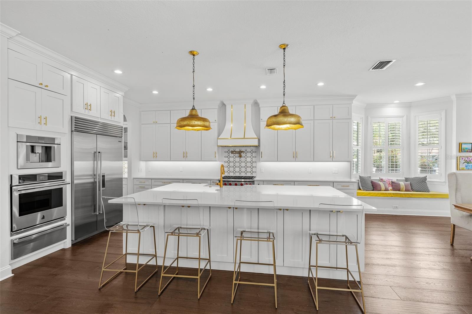 Listing photo id 4 for 11 Formosa Avenue