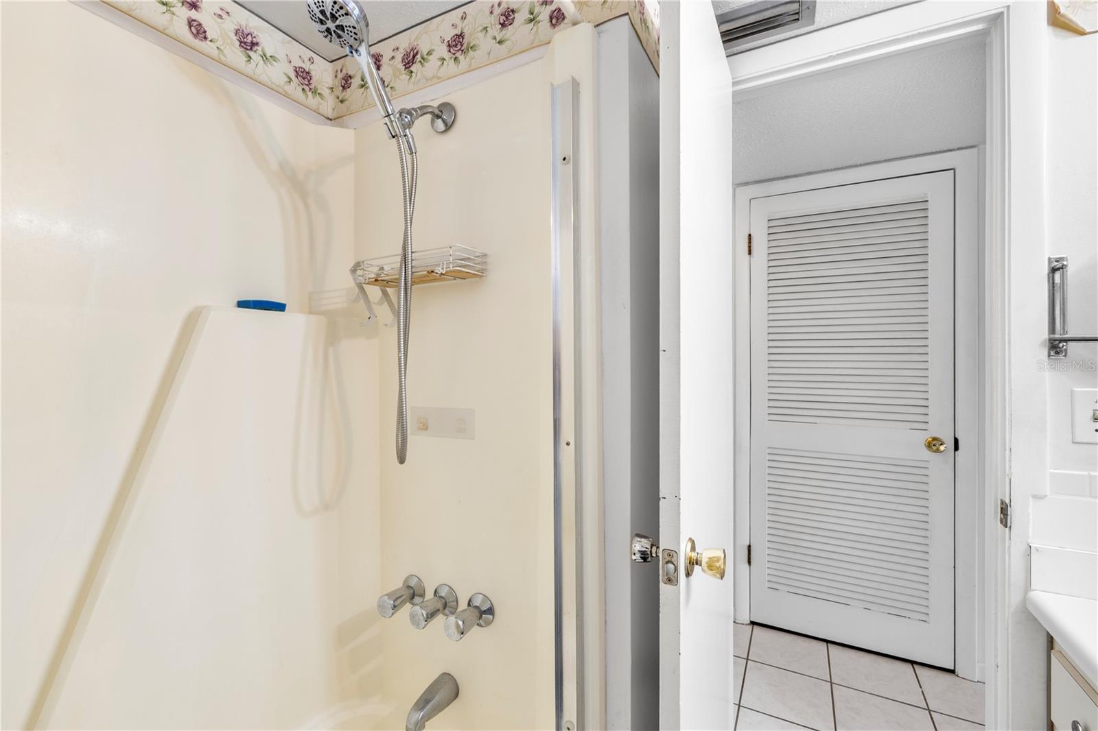 Image 24 of 40 For 2525 Bay Drive C21