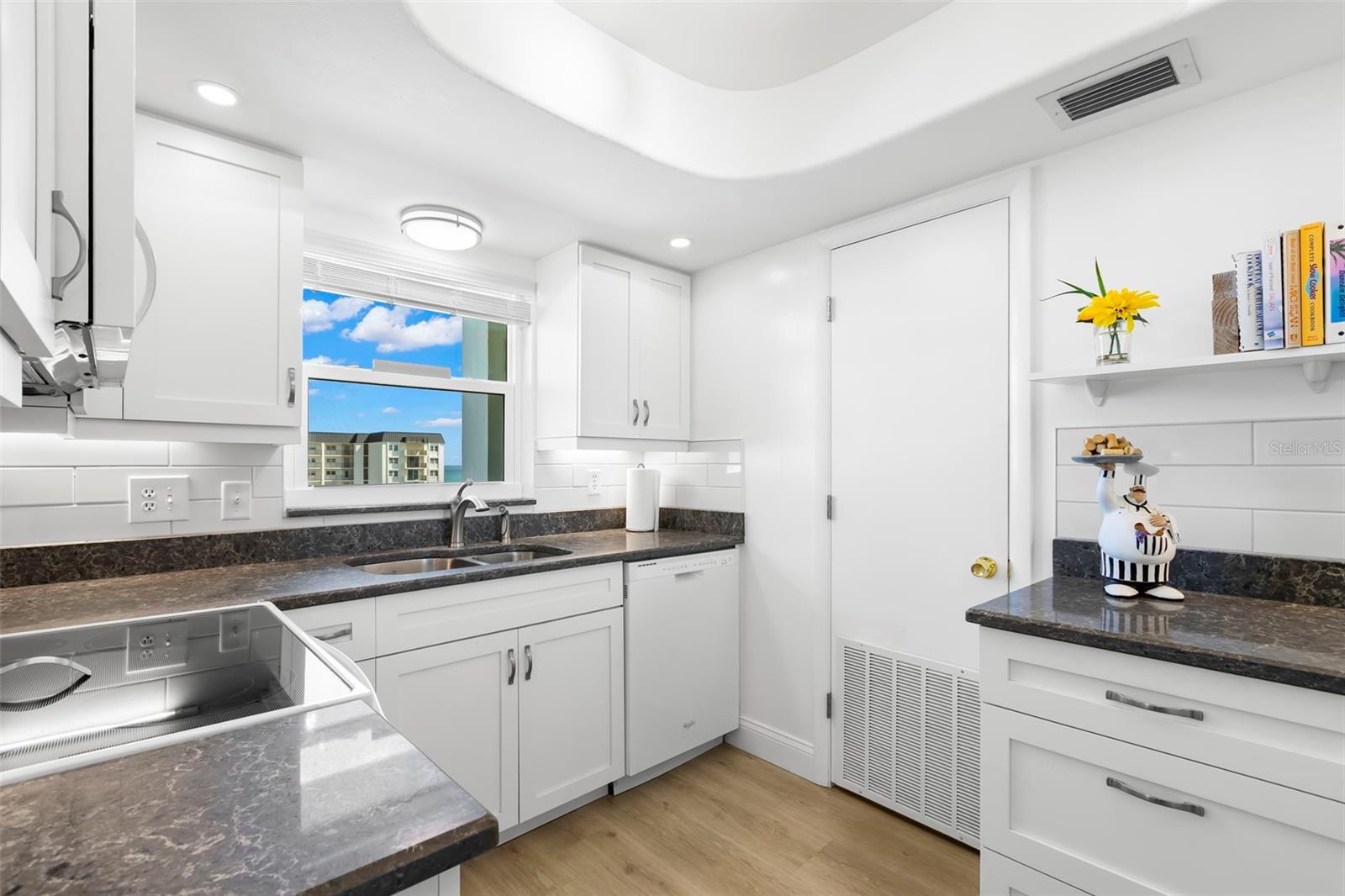 Image 18 of 44 For 9 Forbes Place 707