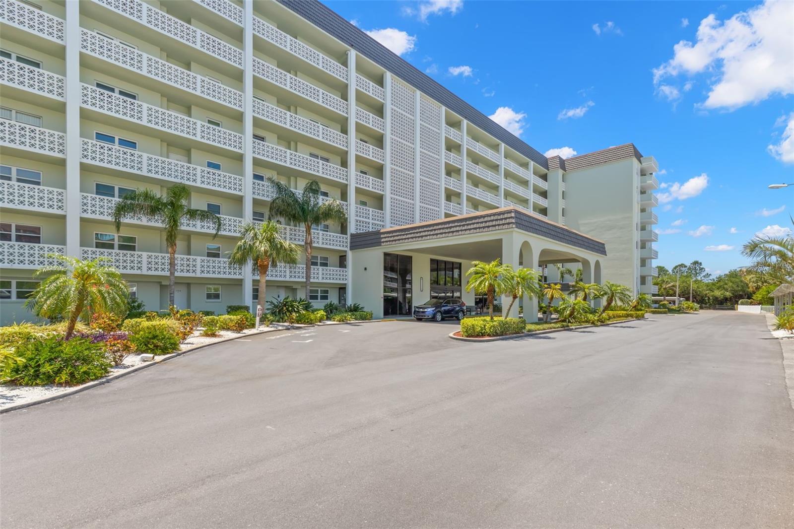 Image 3 of 44 For 9 Forbes Place 707