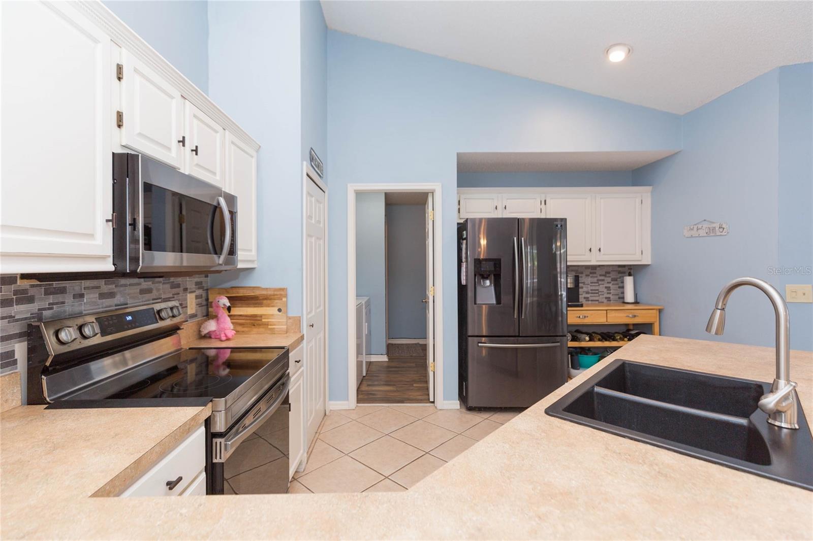 Listing photo id 11 for 9313 Rockrose Drive