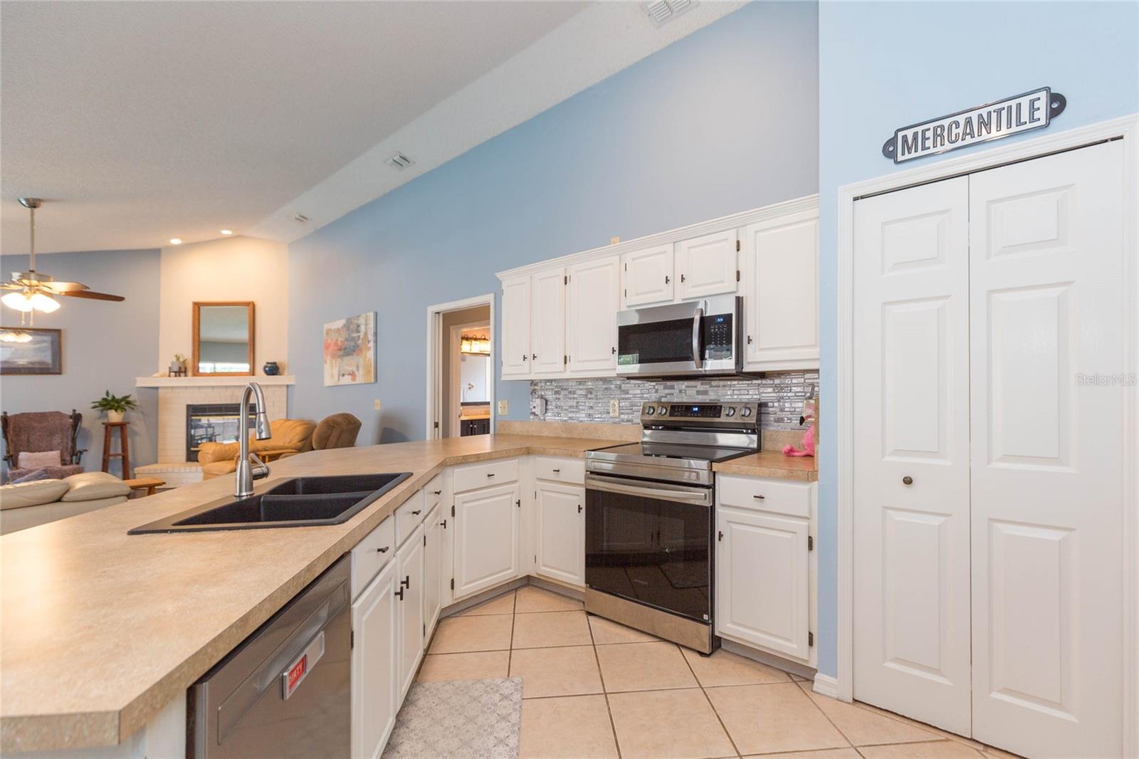 Listing photo id 12 for 9313 Rockrose Drive