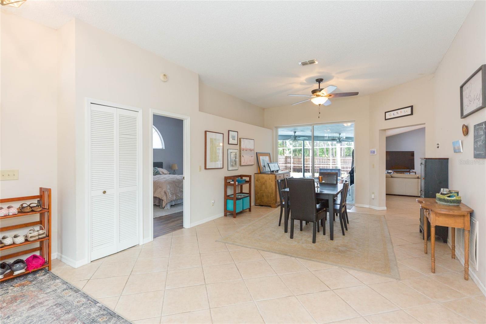 Listing photo id 5 for 9313 Rockrose Drive