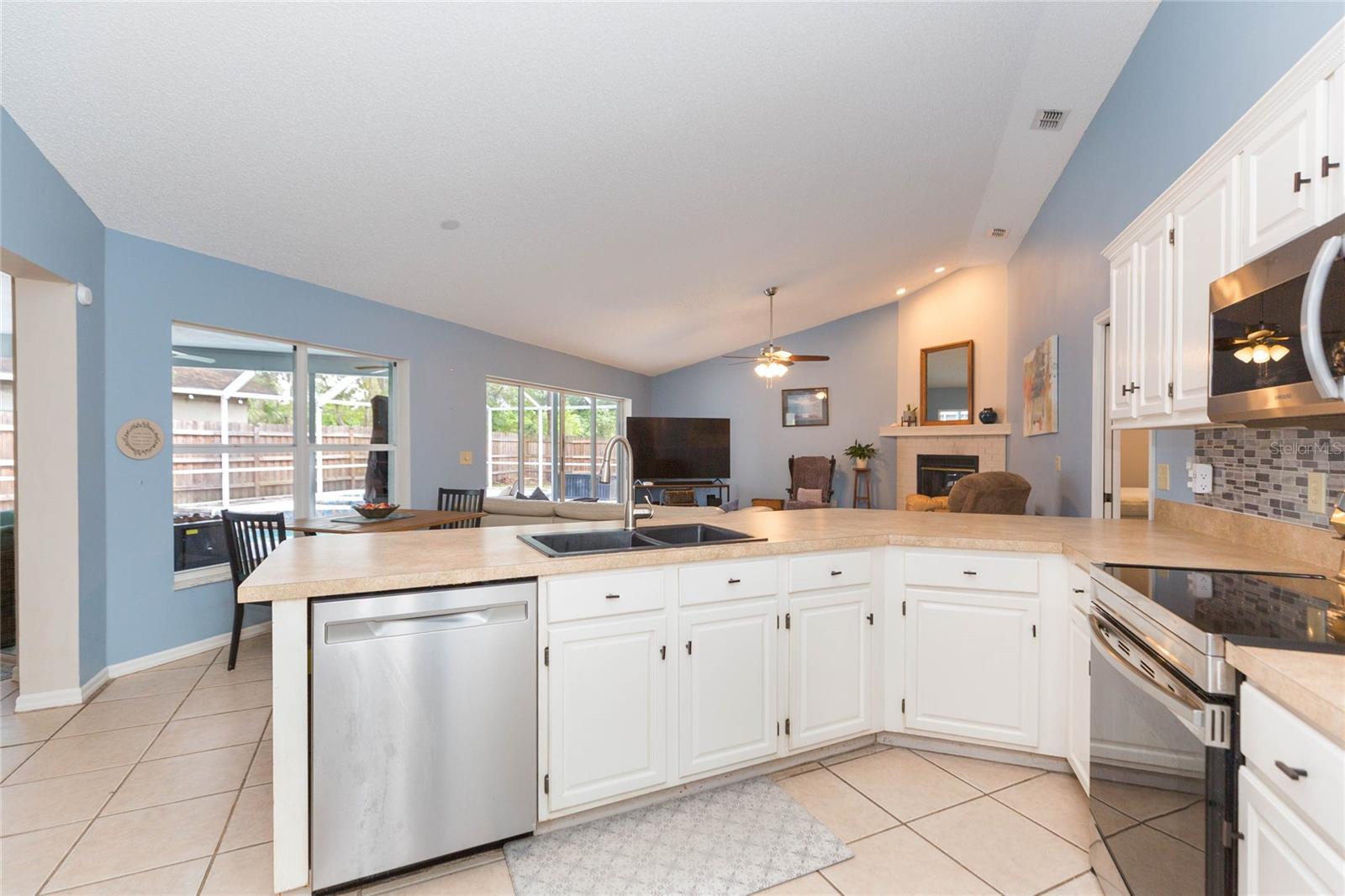 Listing photo id 7 for 9313 Rockrose Drive