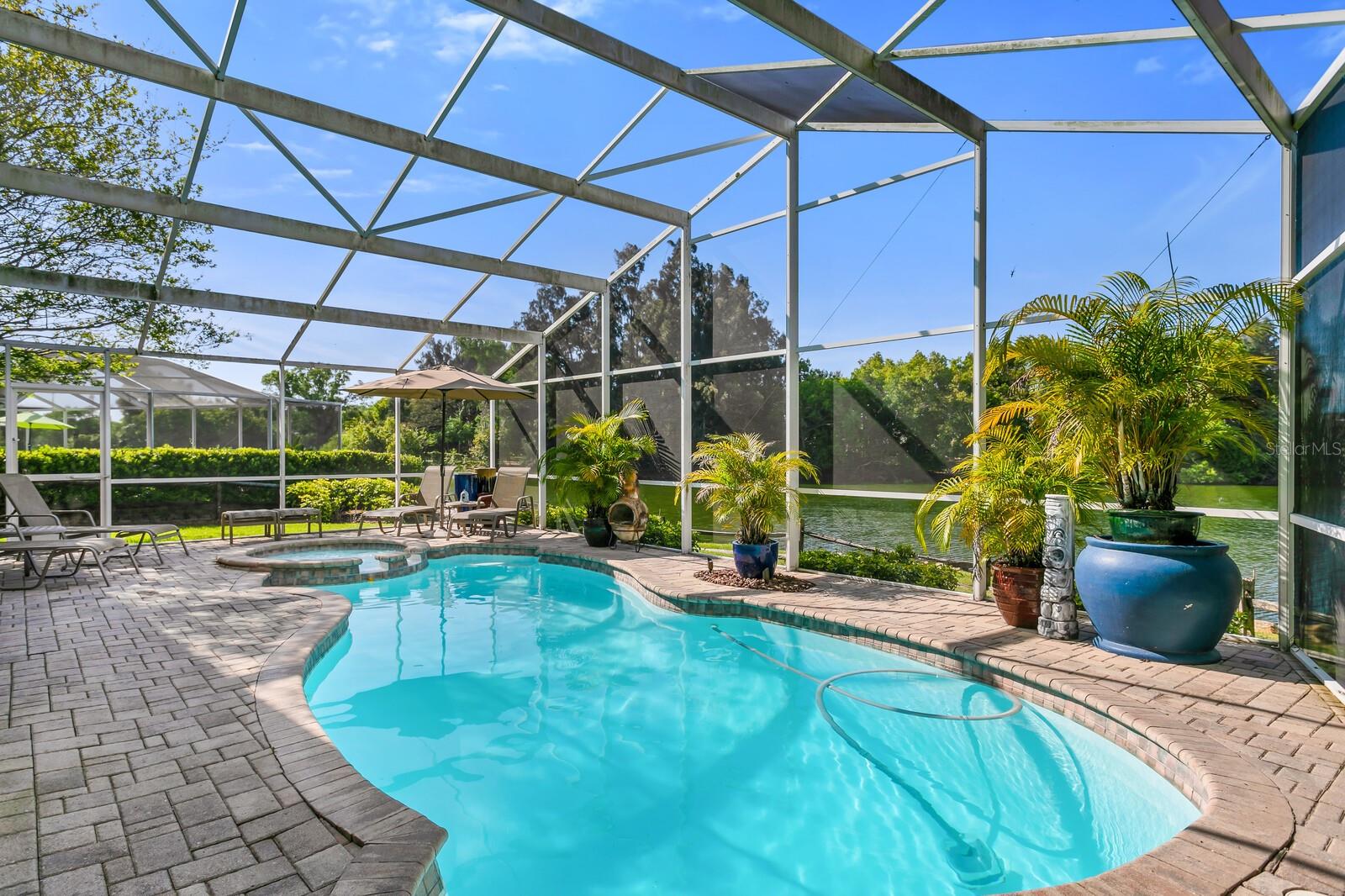 Listing photo id 13 for 6450 49th Avenue N