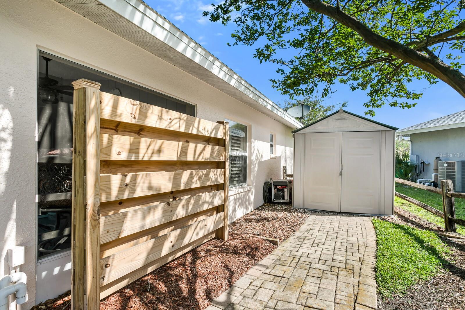 Listing photo id 14 for 6450 49th Avenue N