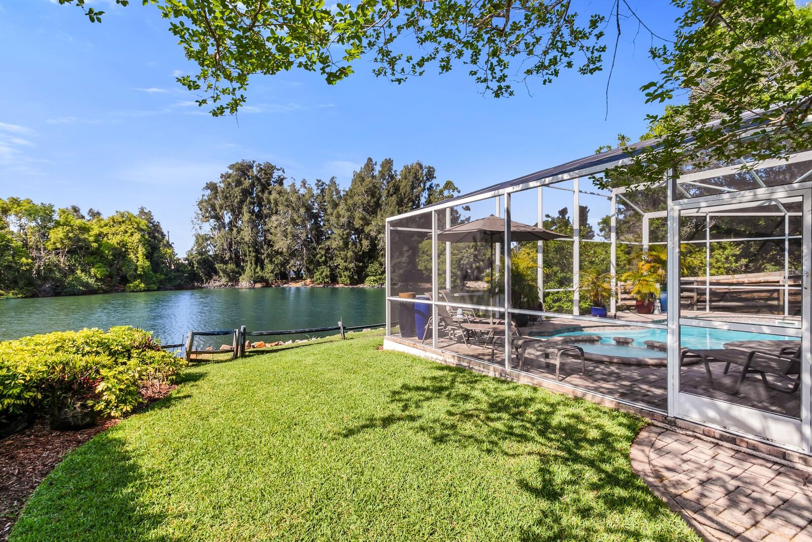 Listing photo id 15 for 6450 49th Avenue N