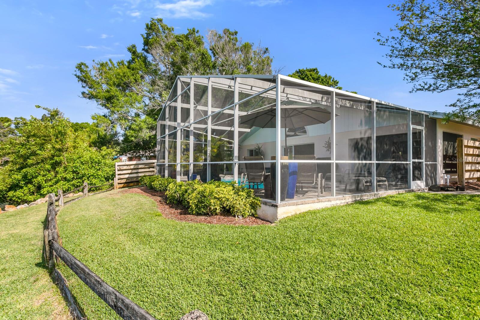 Listing photo id 16 for 6450 49th Avenue N