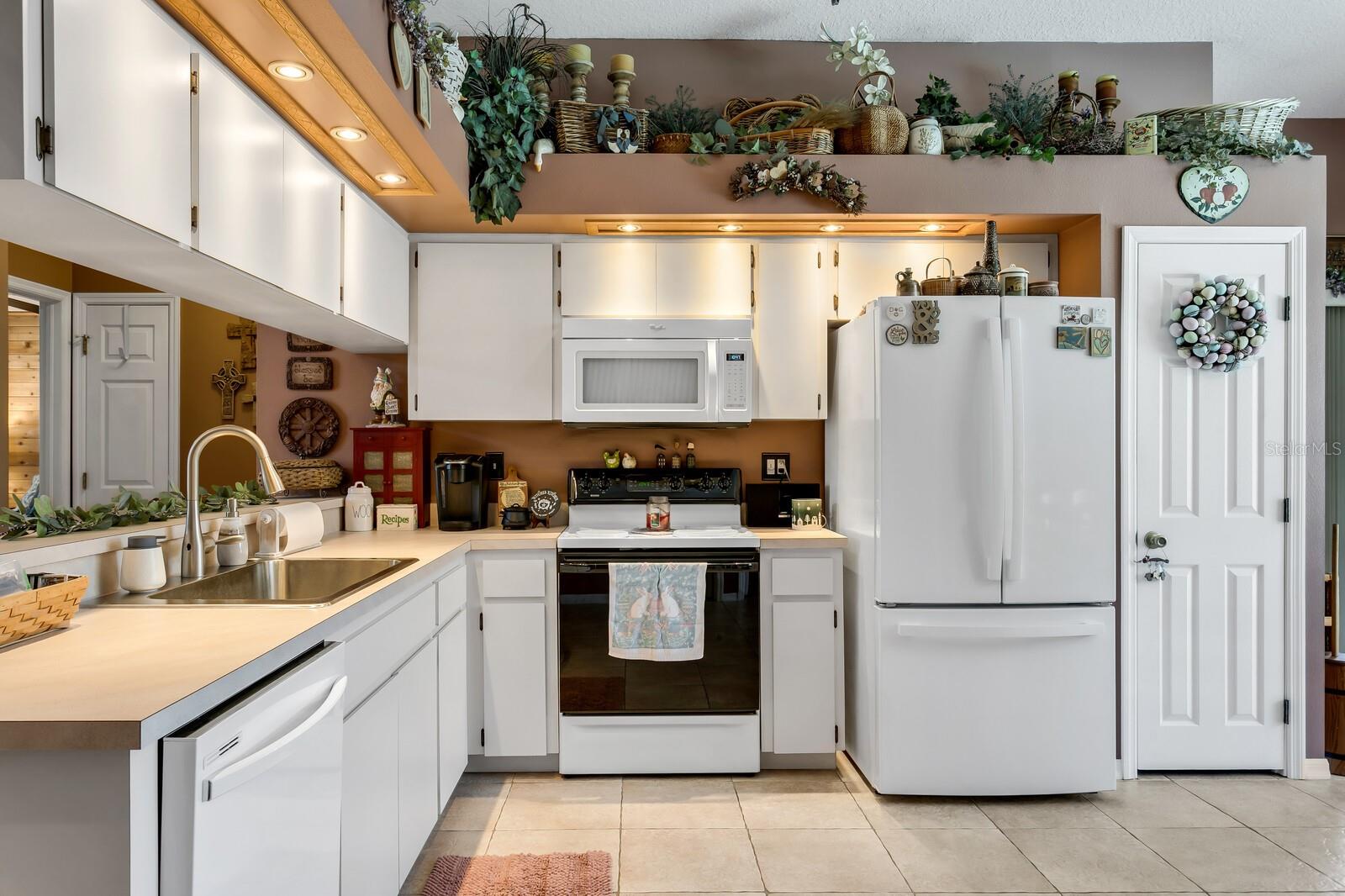 Listing photo id 2 for 6450 49th Avenue N