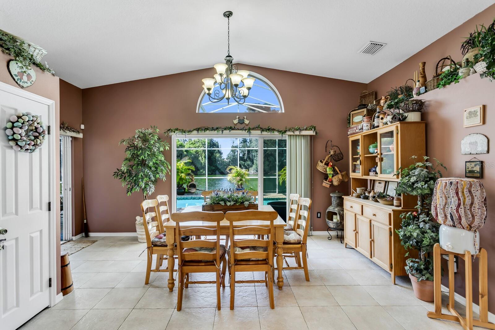 Listing photo id 3 for 6450 49th Avenue N