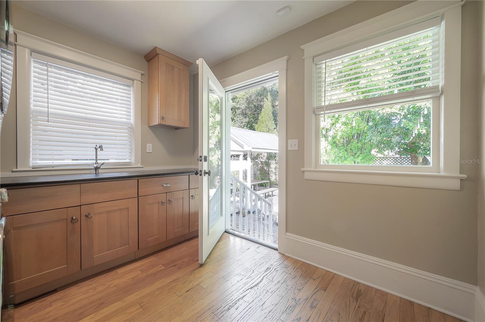 Image 14 of 29 For 508 Amelia Avenue