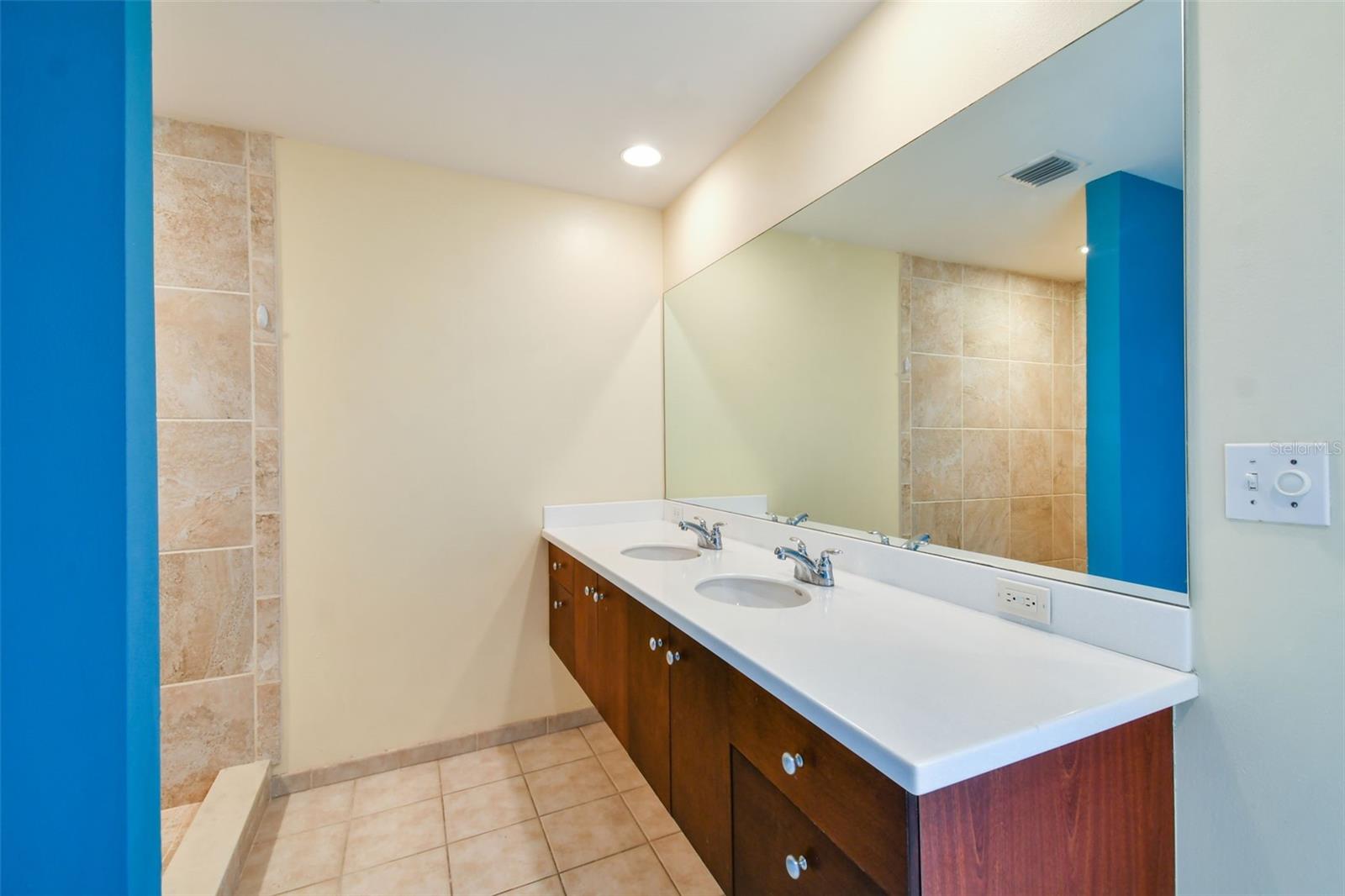 Image 34 of 98 For 1208 Kennedy Boulevard 1126