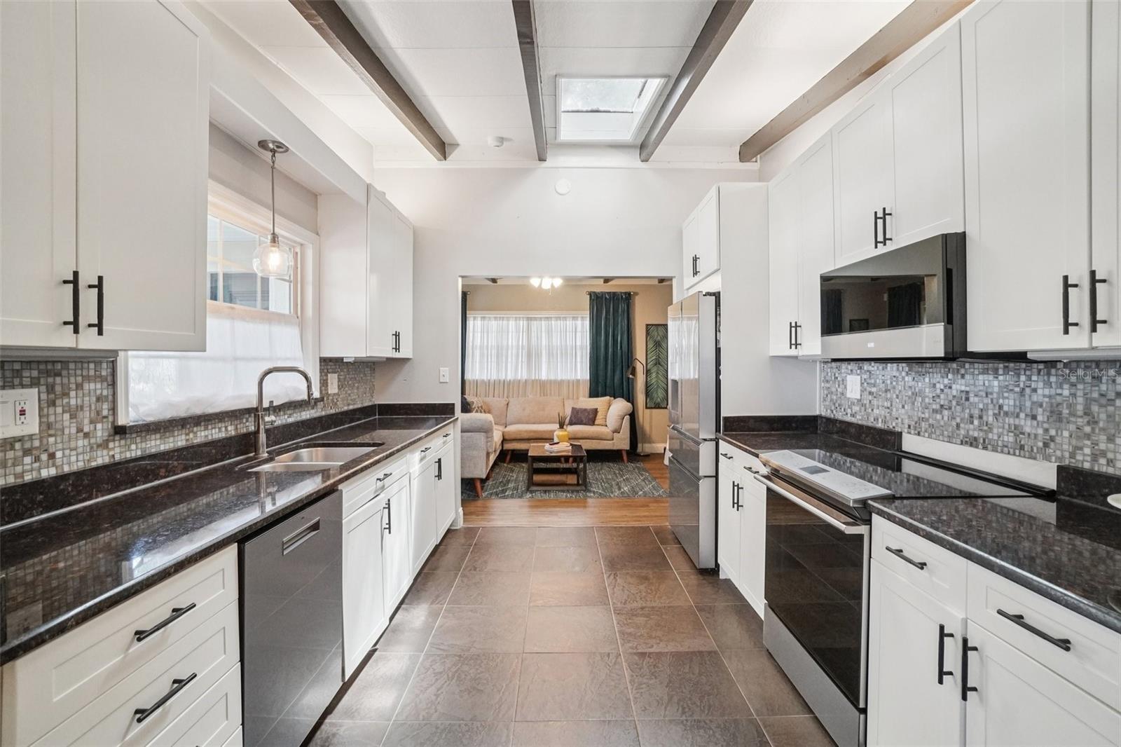 Listing photo id 12 for 3218 Oakellar Avenue