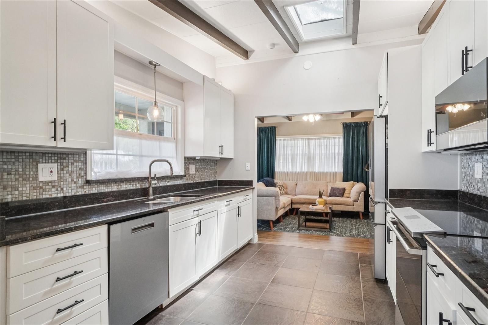 Listing photo id 13 for 3218 Oakellar Avenue