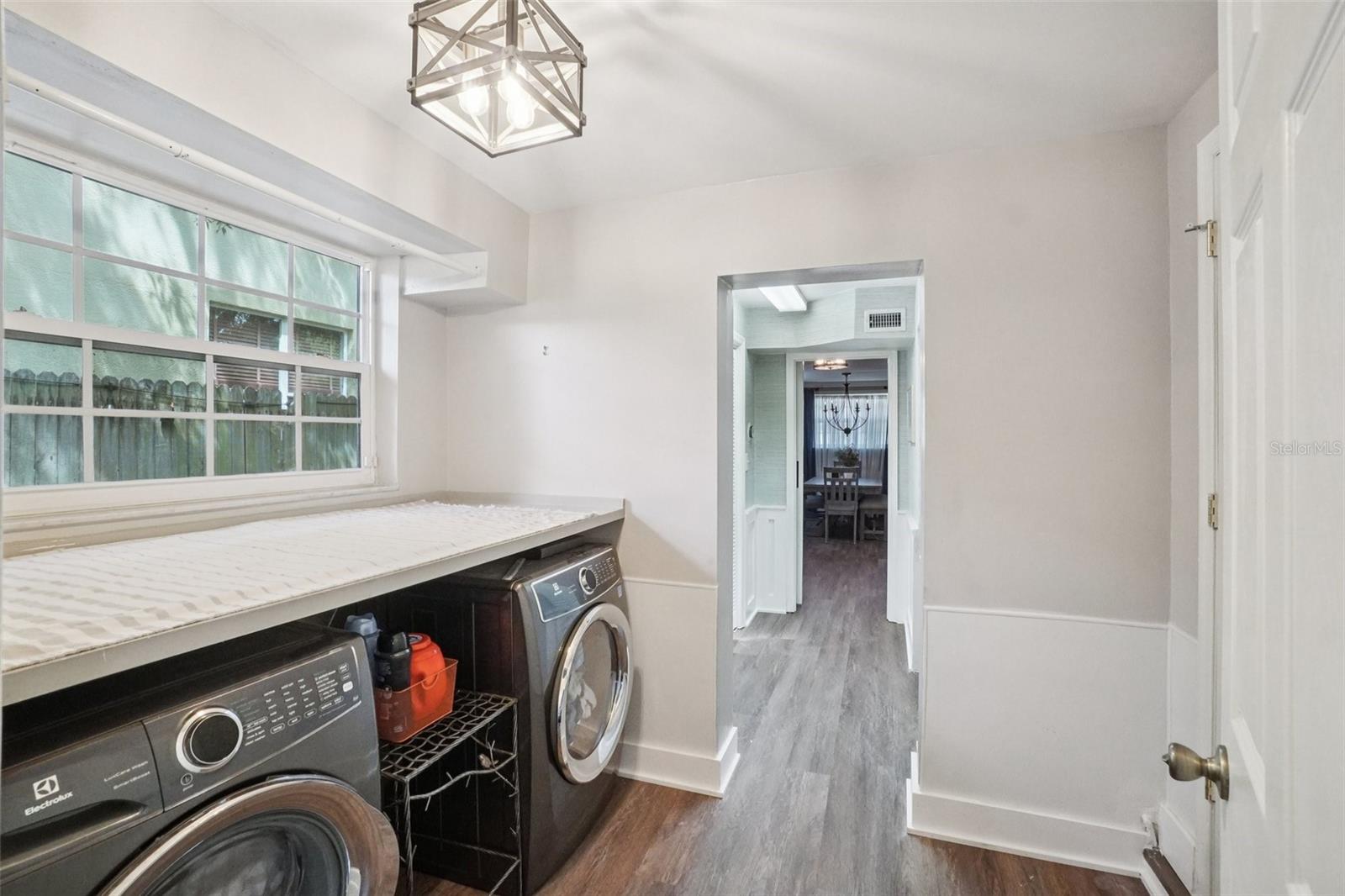 Listing photo id 14 for 3218 Oakellar Avenue