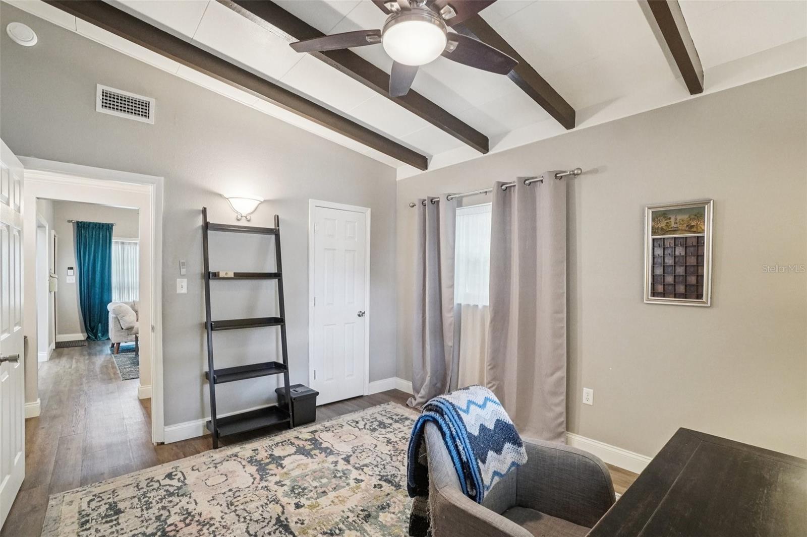 Listing photo id 17 for 3218 Oakellar Avenue