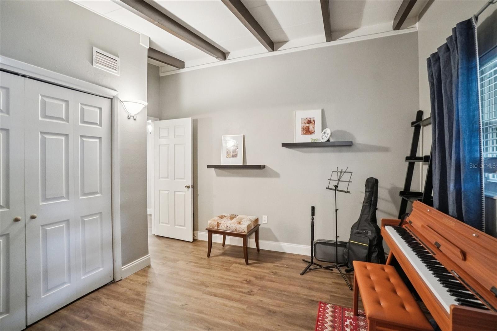 Listing photo id 21 for 3218 Oakellar Avenue